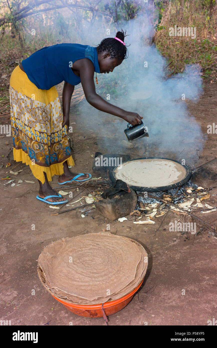 Une femme fait l'AARI l'injera, le pain plat éthiopien traditionnel servi avec la plupart des repas. Banque D'Images