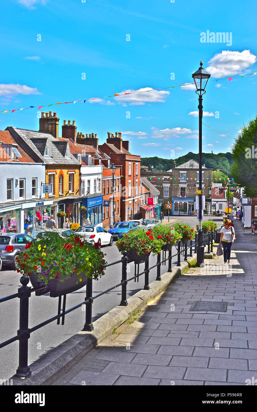 Vue générale de la grande rue en pente de la jolie ville de port Géorgien , Hampshire lymington Banque D'Images
