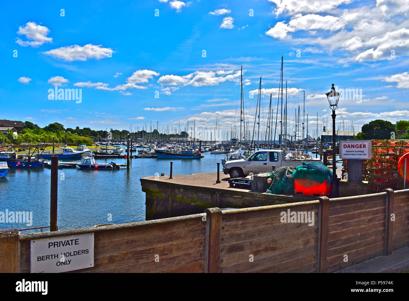 Une vue sur le port à travers l'estuaire où la rivière Lymington rencontre la mer dans la ville portuaire de Lymington Banque D'Images