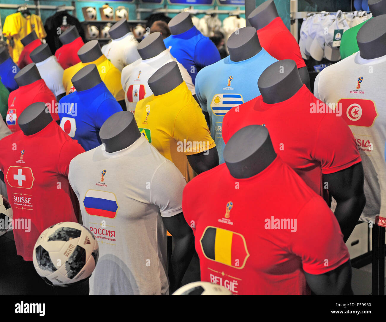 Moscou, Russie - le 22 juin : Accueil football shirts de FIFA World Cup 2018, les équipes de la Russie Moscou le 22 juin 2018. Banque D'Images