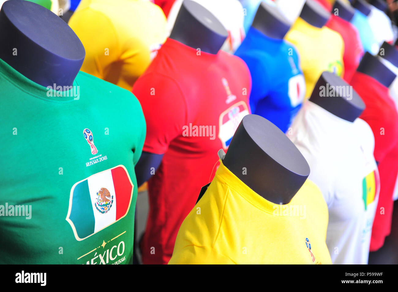 Moscou, Russie - le 22 juin : maillots de football en Russie officiel Coupe du Monde de la Fifa 2018 store, Moscou le 22 juin 2018. Banque D'Images