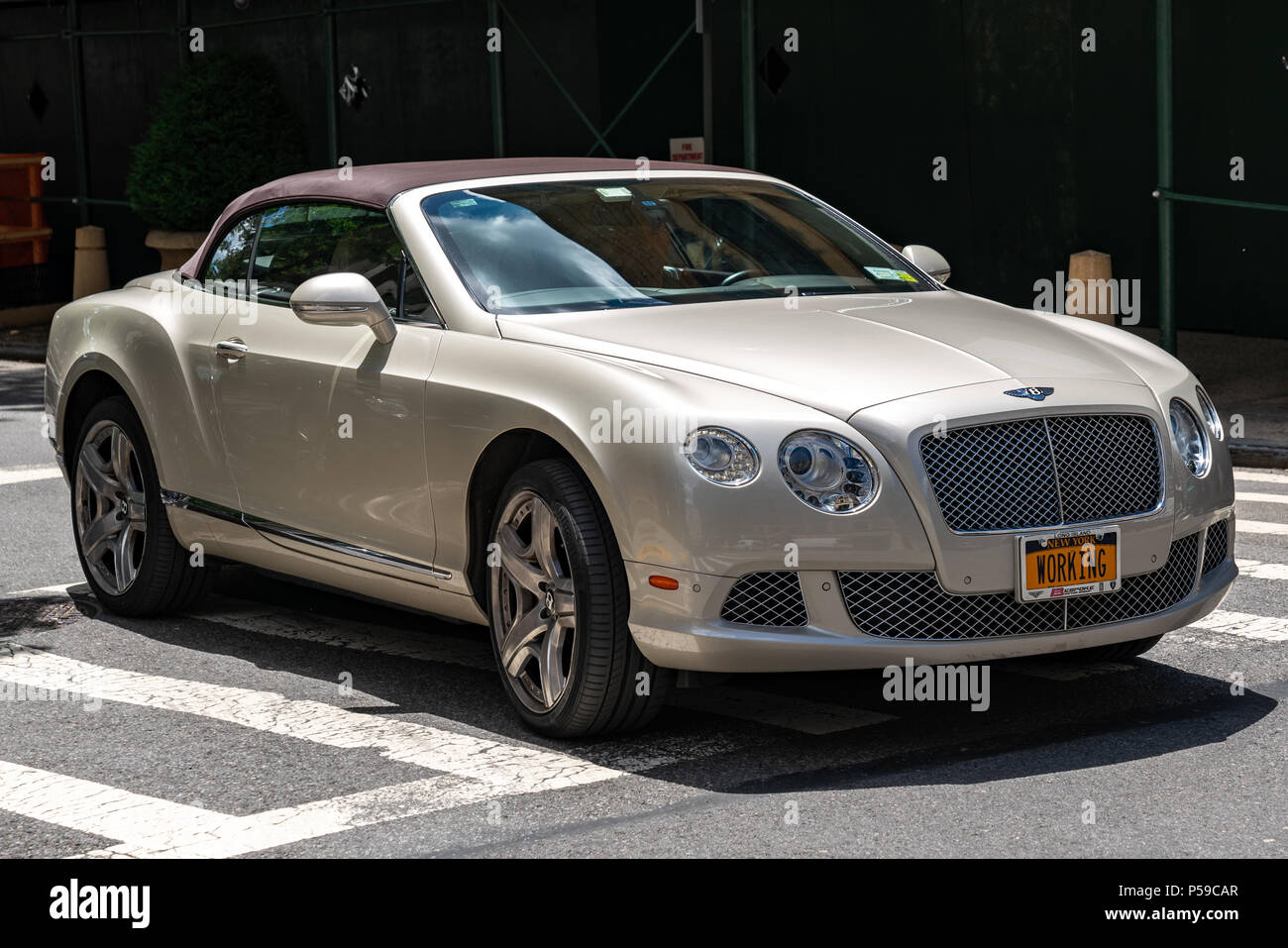 New York, États-Unis, 25 juin 2018. Une Bentley Continental GTC Convertible 2012 vu à New York's Upper East Side. Photo par Enrique Shore Banque D'Images