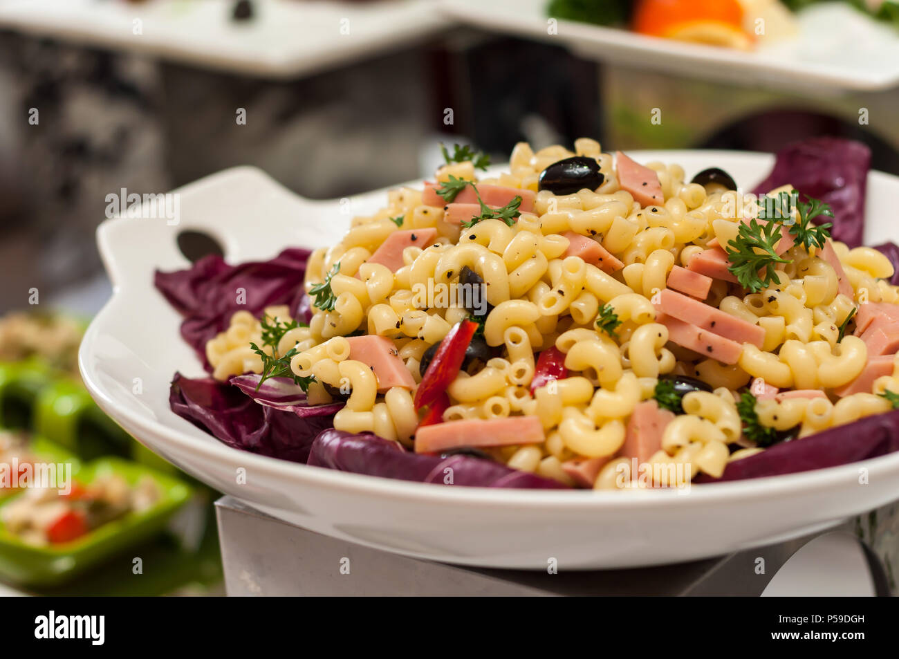 Salade de pâtes, salade de Macaroni et la salade de pommes de terre dans des contenants prêts à être servis. Banque D'Images