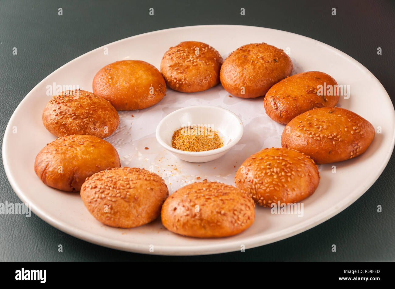 Boules de riz gluant au sésame doré Banque D'Images