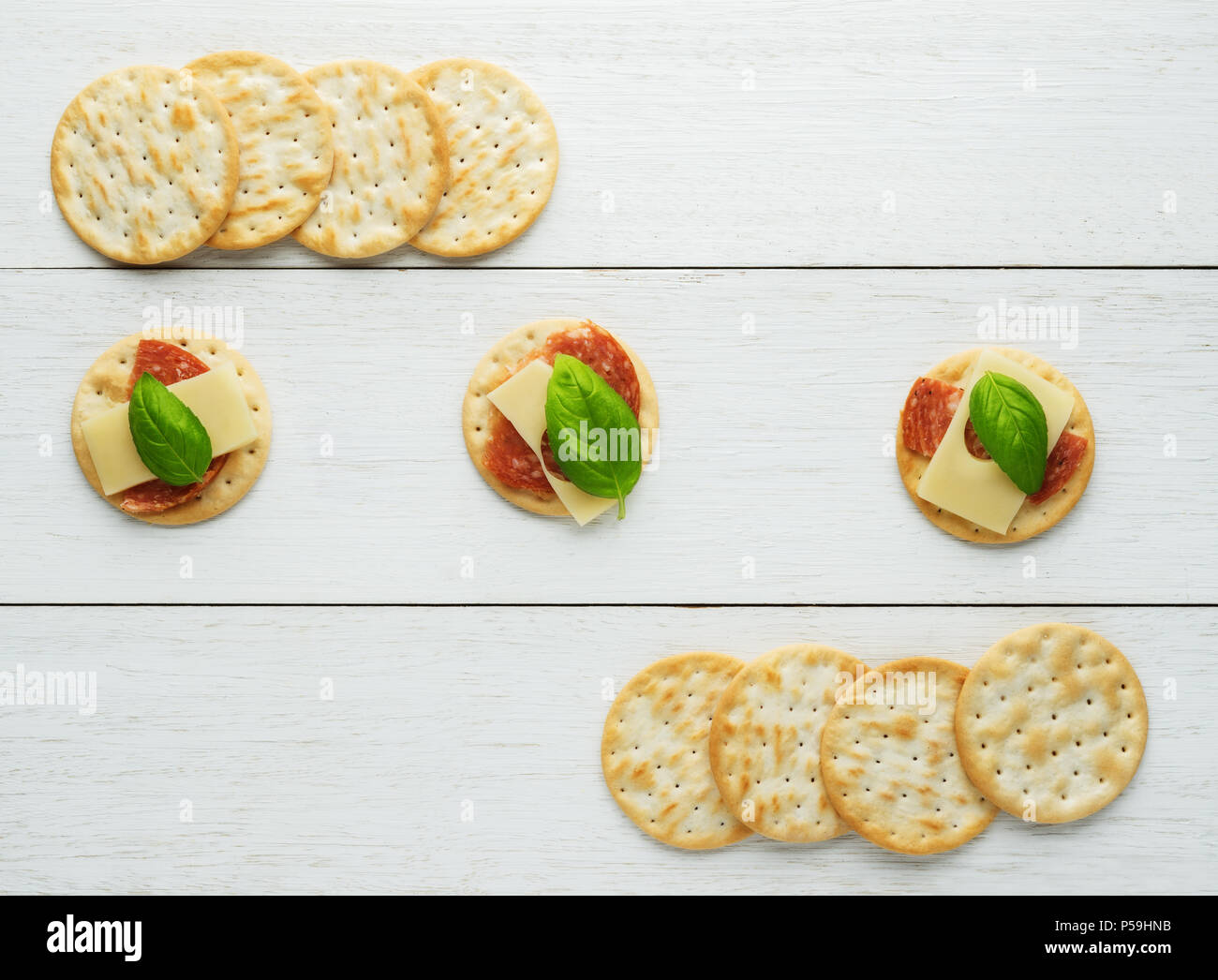 Les craquelins avec du fromage et du salami sur vintage background.Snacks - Vue de dessus Banque D'Images