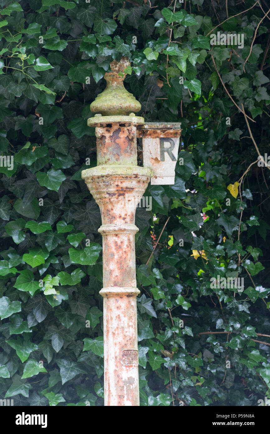 Ancien panneau routier désaffecté (fingerpost, doigt panneau) avec la plupart de la direction l'Aiguille cassée Banque D'Images