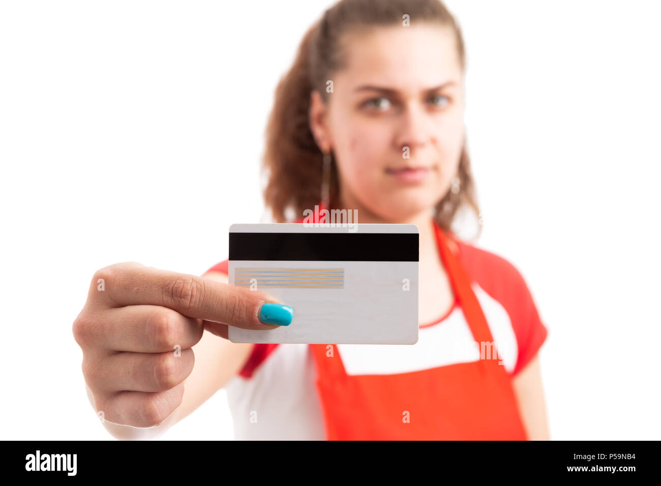 Jeune femme supermarché ou hypermarché employé holding credit card comme concept de paiement électronique sécurisé isolé sur fond blanc Banque D'Images