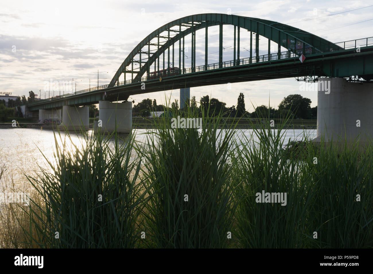 L'ancien pont de tramway à Belgrade de l'autre côté de la rivière Sava à Belgrade, en Serbie. Banque D'Images