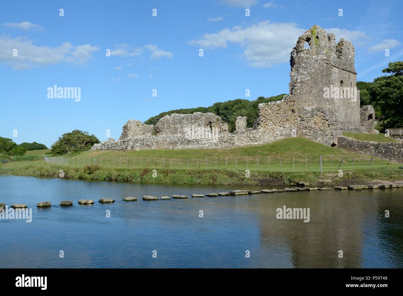 Château de Ogmore une note 1 ci ruine et des tremplins sur la rivière Ewenny Ogmore par mer Pays de Galles Cymru UK Banque D'Images