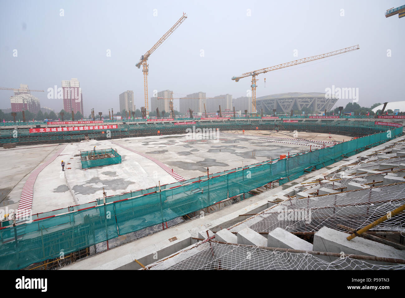 Beijing, Chine. 26 Juin, 2018. Photo prise le 26 juin 2018 montre la construction site de l'hôtel de patinage de vitesse pour les Jeux Olympiques d'hiver de 2022 à Beijing, capitale de la Chine. En 2015, Beijing a remporté la candidature pour co-hôte des Jeux Olympiques d'hiver de 2022 l avec la ville de Zhangjiakou voisins dans la province de Hebei. La construction de l'hôtel de patinage de vitesse est en cours et devrait être achevé pour l'essentiel en 2019. Credit : Ju Huanzong/Xinhua/Alamy Live News Banque D'Images