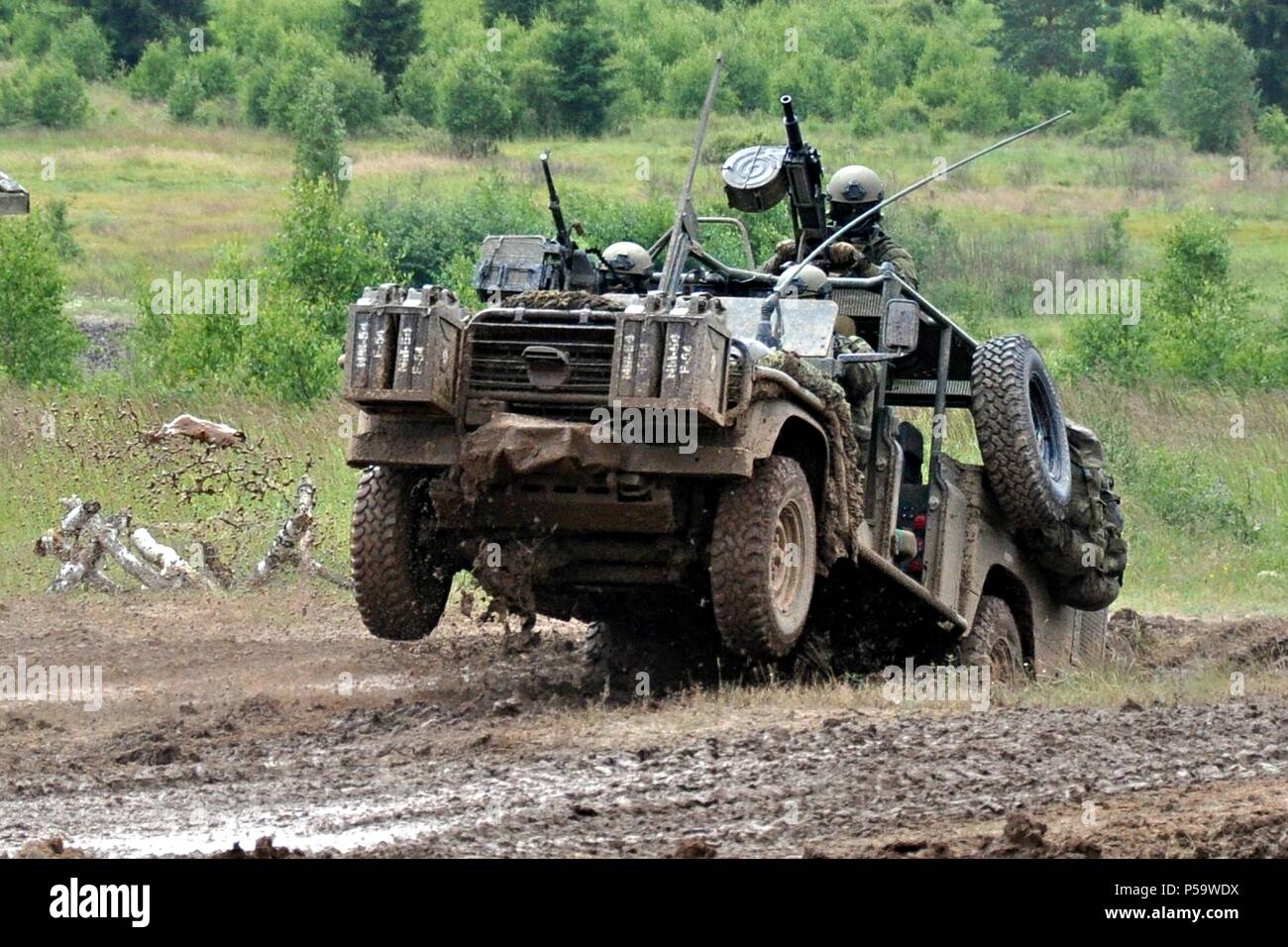 Land rover defender in military Banque de photographies et d’images à ...