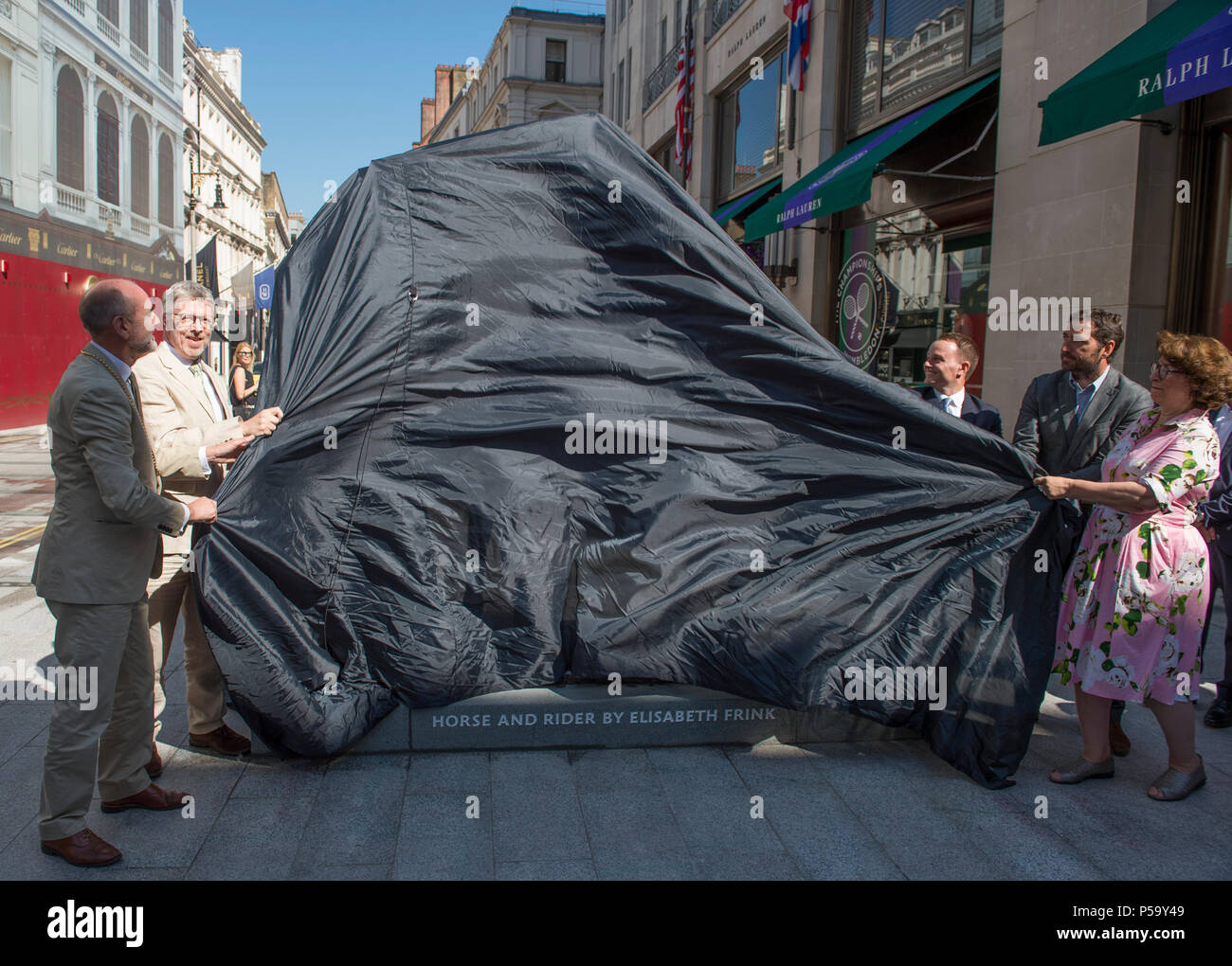 New Bond Street, London, UK. 26 Juin, 2018. Un nouveau repère culturel sur Bond street : Dame Elisabeth Frink sculpture du cheval et du cavalier, est dévoilé à 09h le mardi 26 juin. Horse & Rider, 1974, créé par le célèbre sculpteur et académicien royal Dame Elisabeth Frink (1930 - 1993) a été restauré et déplacé dans une nouvelle maison à l'angle de New Bond Street et Burlington Gardens, le centre de Londres, dans le cadre de la £10m travaux publics pour mettre à niveau la zone et pour marquer la nouvelle entrée de l'Académie Royale des Arts du Canada Crédit : Malcolm Park/Alamy Live News. Banque D'Images
