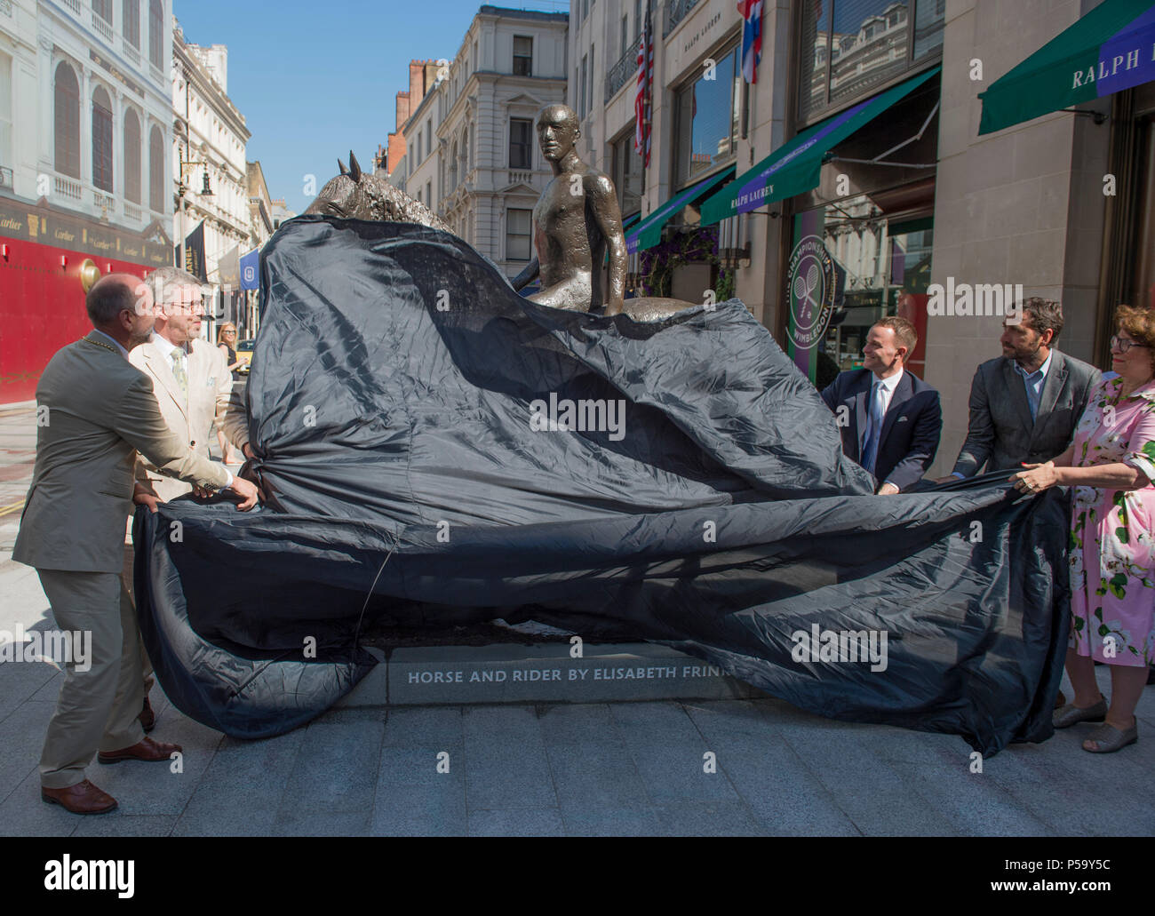 New Bond Street, London, UK. 26 Juin, 2018. Un nouveau repère culturel sur Bond street : Dame Elisabeth Frink sculpture du cheval et du cavalier, est dévoilé à 09h le mardi 26 juin. Horse & Rider, 1974, créé par le célèbre sculpteur et académicien royal Dame Elisabeth Frink (1930 - 1993) a été restauré et déplacé dans une nouvelle maison à l'angle de New Bond Street et Burlington Gardens, le centre de Londres, dans le cadre de la £10m travaux publics pour mettre à niveau la zone et pour marquer la nouvelle entrée de l'Académie Royale des Arts du Canada Crédit : Malcolm Park/Alamy Live News. Banque D'Images