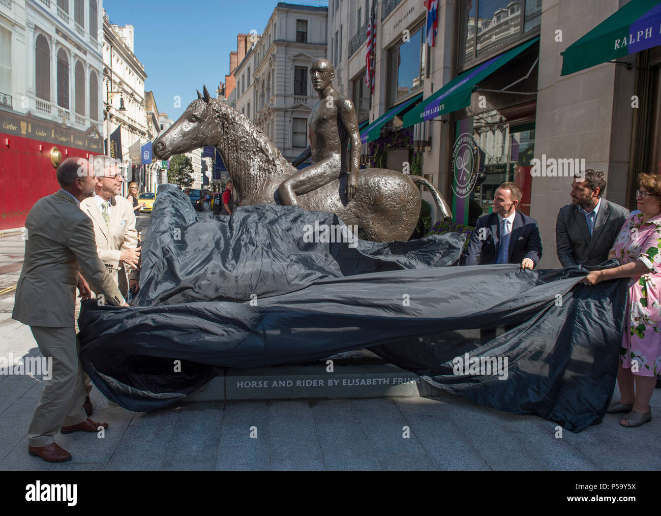 New Bond Street, London, UK. 26 Juin, 2018. Un nouveau repère culturel sur Bond street : Dame Elisabeth Frink sculpture du cheval et du cavalier, est dévoilé à 09h le mardi 26 juin. Horse & Rider, 1974, créé par le célèbre sculpteur et académicien royal Dame Elisabeth Frink (1930 - 1993) a été restauré et déplacé dans une nouvelle maison à l'angle de New Bond Street et Burlington Gardens, le centre de Londres, dans le cadre de la £10m travaux publics pour mettre à niveau la zone et pour marquer la nouvelle entrée de l'Académie Royale des Arts du Canada Crédit : Malcolm Park/Alamy Live News. Banque D'Images