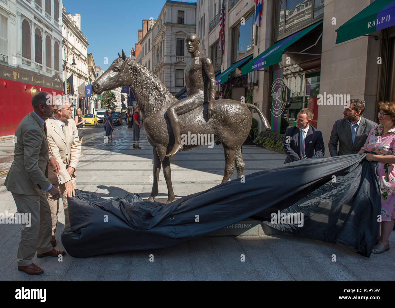 New Bond Street, London, UK. 26 Juin, 2018. Un nouveau repère culturel sur Bond street : Dame Elisabeth Frink sculpture du cheval et du cavalier, est dévoilé à 09h le mardi 26 juin. Horse & Rider, 1974, créé par le célèbre sculpteur et académicien royal Dame Elisabeth Frink (1930 - 1993) a été restauré et déplacé dans une nouvelle maison à l'angle de New Bond Street et Burlington Gardens, le centre de Londres, dans le cadre de la £10m travaux publics pour mettre à niveau la zone et pour marquer la nouvelle entrée de l'Académie Royale des Arts du Canada Crédit : Malcolm Park/Alamy Live News. Banque D'Images