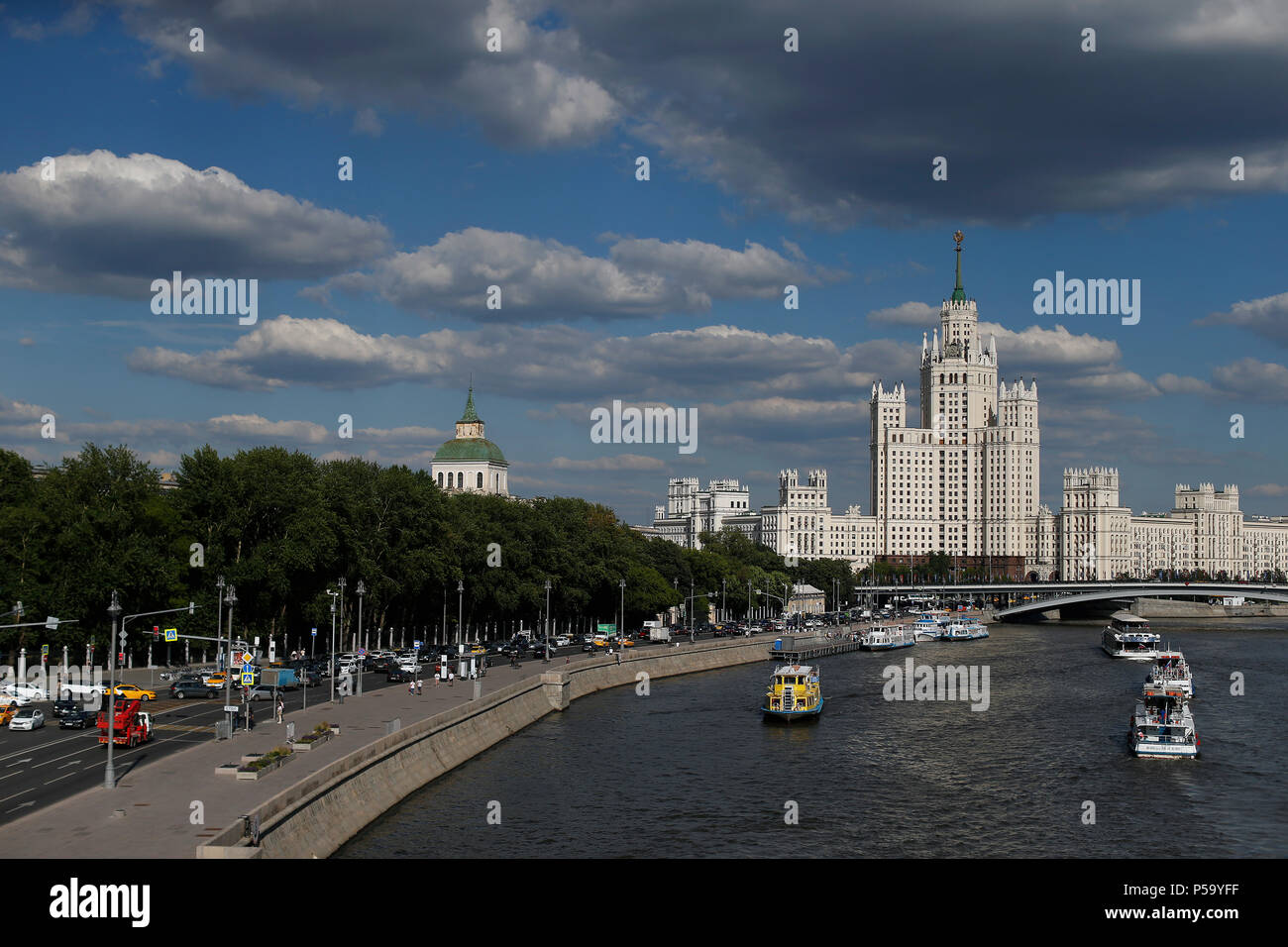 MOSCOU, MO - 25.06.2018 : GÉNÉRAL PHOTOS MOSCOU 2018 - Vue de la rivière de Moscou et le bâtiment résidentiel de la berge Kotelnitcheskaya à Moscou en Russie. Construit pendant la période stalinienne, pour l'élite soviétique. Les travaux ont débuté en septembre 1947 et achevé en 1952 avec des projets par Dmitry Chechulin (architecte en chef de Moscou) et Andrei Rostkovsky. (Photo : Rodolfo Buhrer/La/Fotoarena Imagem) Banque D'Images