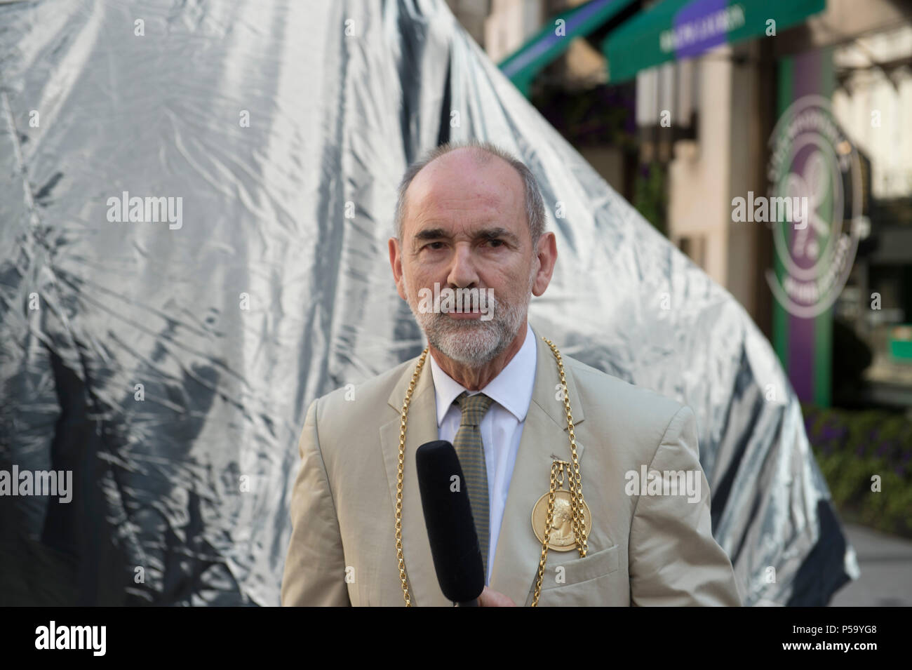 New Bond Street, London, UK. 26 Juin, 2018. Un nouveau repère culturel sur Bond street : Dame Elisabeth Frink sculpture du cheval et du cavalier, est dévoilé à 09h le mardi 26 juin. Le Président de l'Académie royale Christopher Le Brun présente la statue avant le dévoilement. Credit : Malcolm Park/Alamy Live News. Banque D'Images