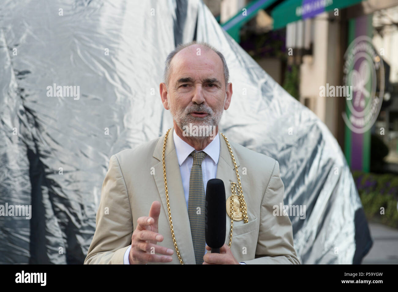 New Bond Street, London, UK. 26 Juin, 2018. Un nouveau repère culturel sur Bond street : Dame Elisabeth Frink sculpture du cheval et du cavalier, est dévoilé à 09h le mardi 26 juin. Le Président de l'Académie royale Christopher Le Brun présente la statue avant le dévoilement. Credit : Malcolm Park/Alamy Live News. Banque D'Images