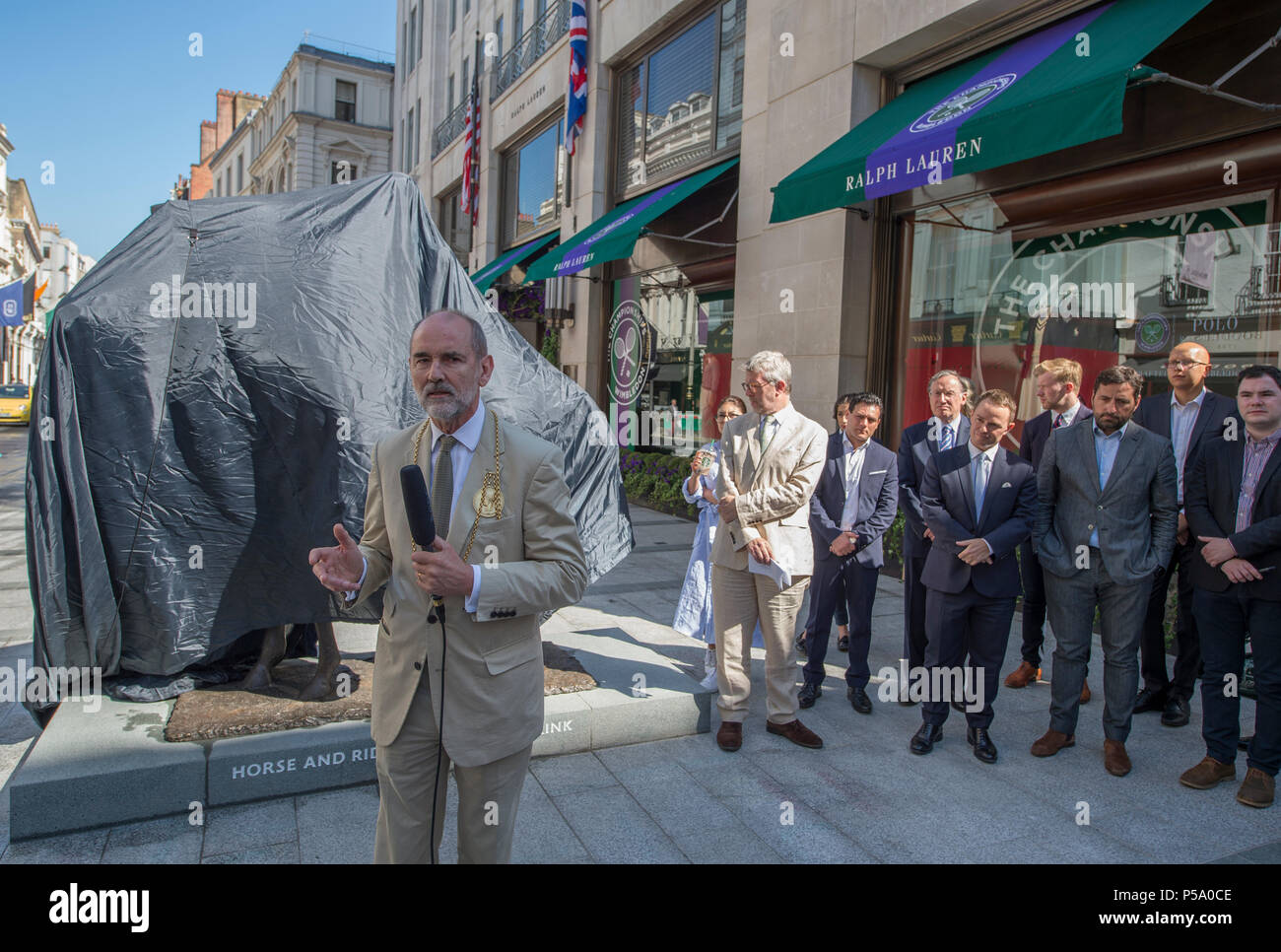 New Bond Street, London, UK. 26 Juin, 2018. Un nouveau repère culturel sur Bond street : Dame Elisabeth Frink sculpture du cheval et du cavalier, est dévoilé à 09h le mardi 26 juin. Le Président de l'Académie royale Christopher Le Brun présente la statue avant le dévoilement. Credit : Malcolm Park/Alamy Live News. Banque D'Images