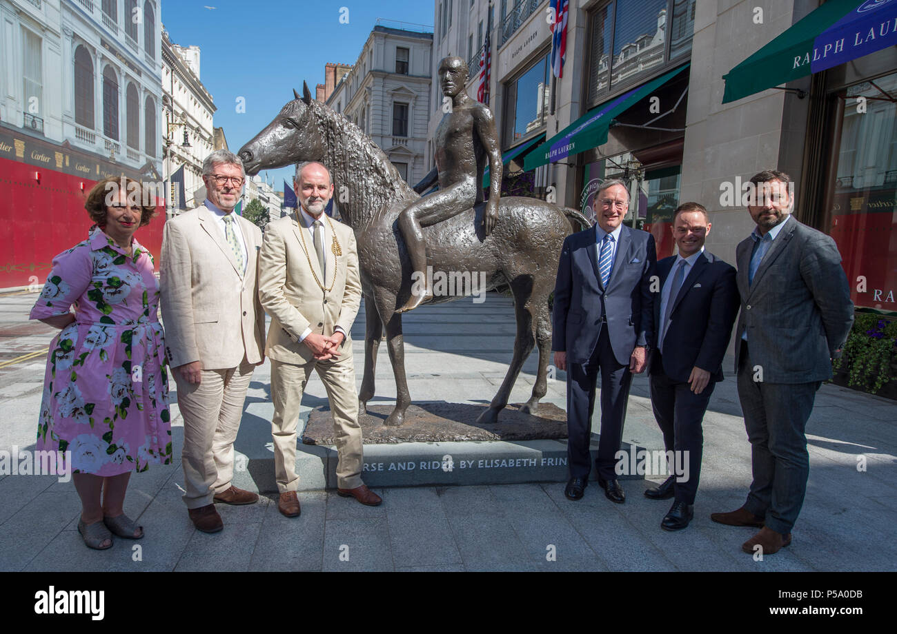 New Bond Street, London, UK. 26 Juin, 2018. Un nouveau repère culturel sur Bond street : Dame Elisabeth Frink sculpture du cheval et du cavalier, est dévoilé à 09h le mardi 26 juin. Horse & Rider, 1974, créé par le célèbre sculpteur et académicien royal Dame Elisabeth Frink (1930 - 1993) a été restauré et déplacé dans une nouvelle maison à l'angle de New Bond Street et Burlington Gardens, le centre de Londres, dans le cadre de la £10m travaux publics pour mettre à niveau la zone et pour marquer la nouvelle entrée de l'Académie Royale des Arts du Canada Crédit : Malcolm Park/Alamy Live News. Banque D'Images