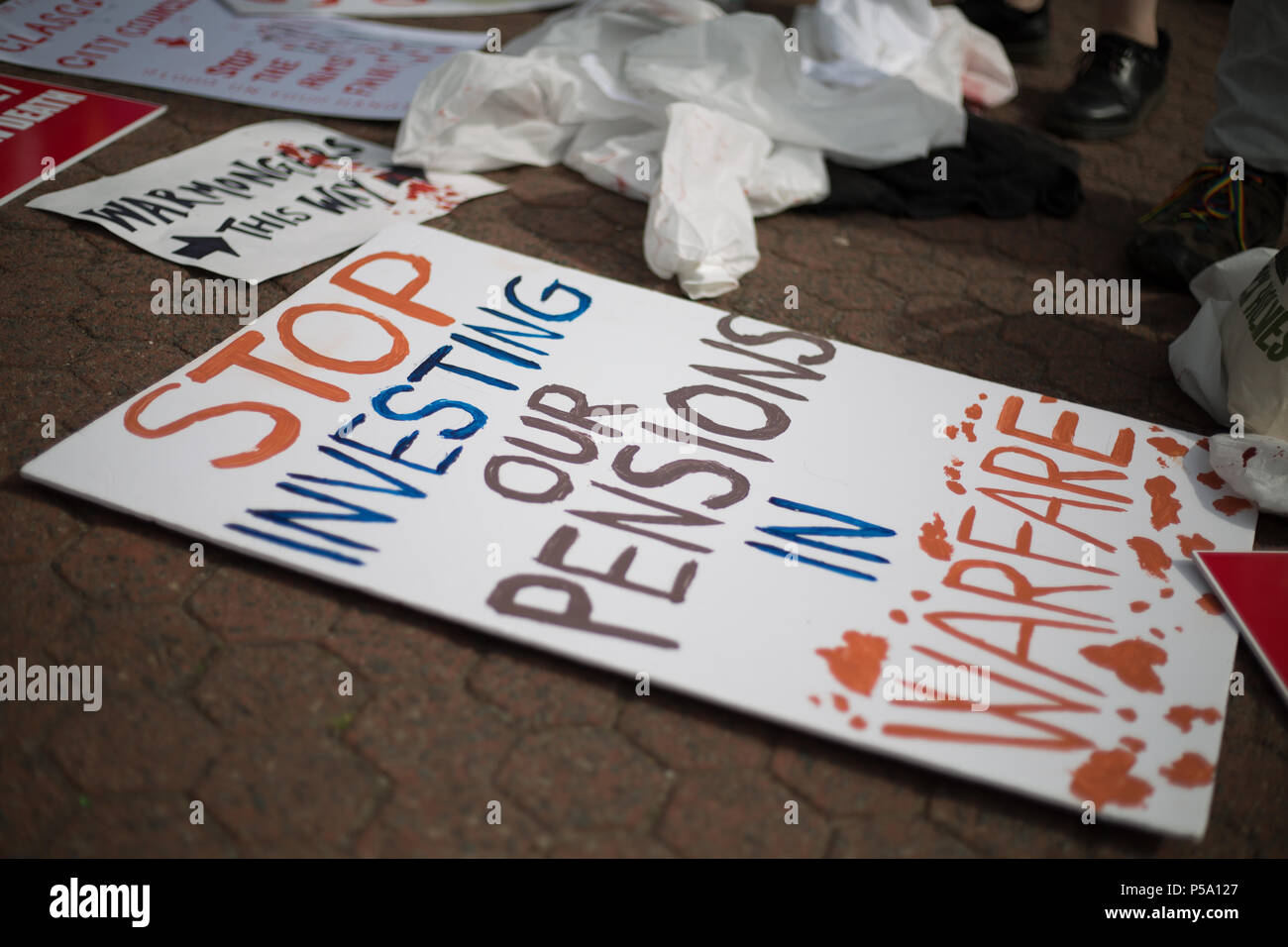 Glasgow, Ecosse, le 26 juin 2018. Glasgow contre les bras de démonstration juste a lieu en dehors de l'Undersea Defence Technology Conference à la Scottish Exhibition Centre. La conférence attire 1,1000 délégués de partout dans le monde, et le plomb Le plomb du salon sponsors sponsors, BAE Systems et Babcock International, ont des liens vers le système de missiles nucléaires Trident. Le Glasgow City Council a reçu de critiques pour paraître initialement la foire aux armements. Image Crédit : Jeremy Sutton-Hibbert/ Alamy Live News. Banque D'Images