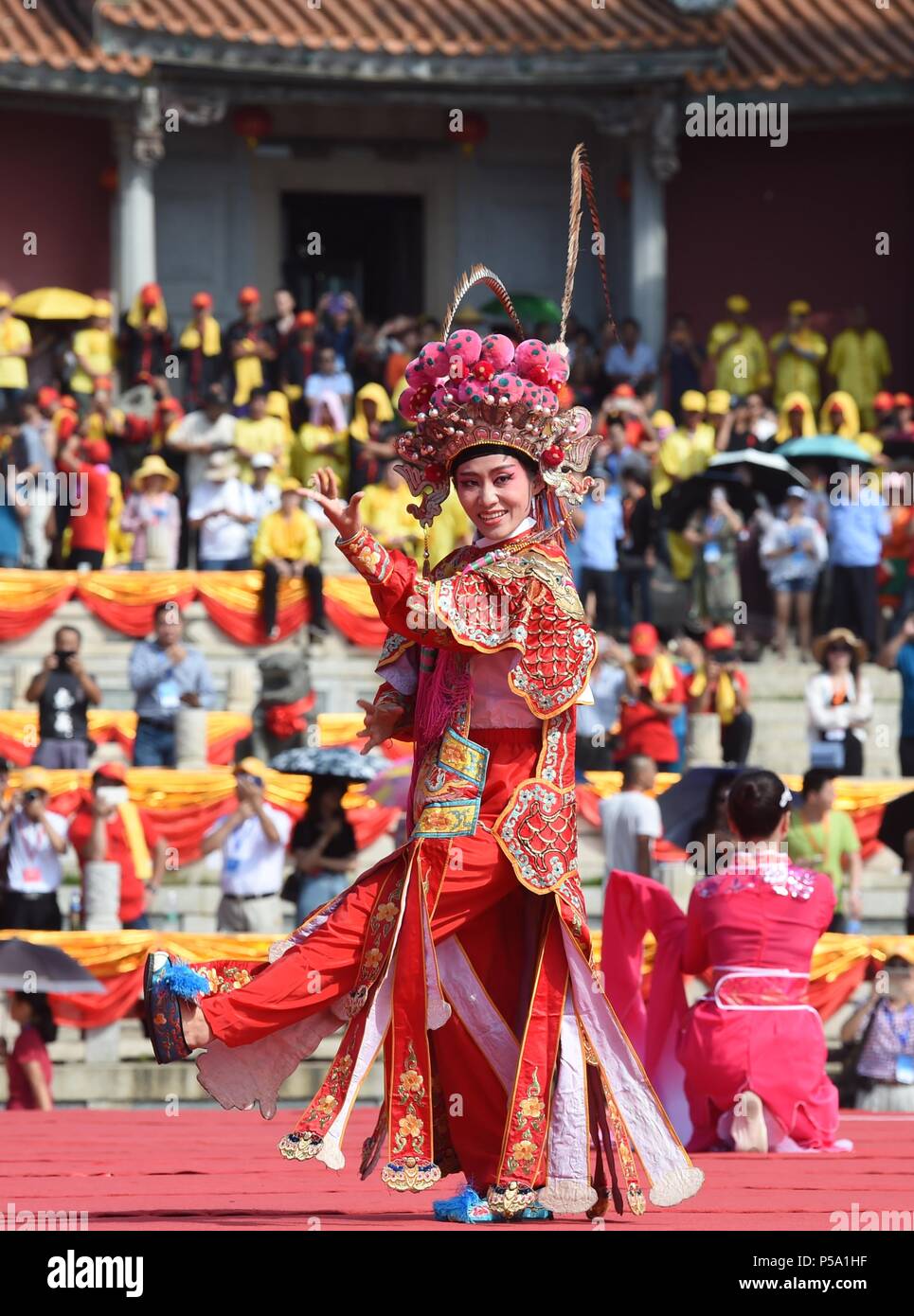 Dongshan. 26 Juin, 2018. Une comédienne joue lors de la cérémonie d'ouverture de la 27e détroit Guan Di Culture et Tourisme Festival à Dongshan County de la province de Fujian en Chine du sud-est, le 26 juin 2018. 'Guan Di' (littéralement 'empereur Guan') est le nom d'déifié Guan Yu, un ancien général largement vénéré par les Chinois. Le festival a invité quelques 1 400 invités de la partie continentale de Chine et Taiwan de la Chine du sud-est. Credit : Jiang Kehong/Xinhua/Alamy Live News Banque D'Images