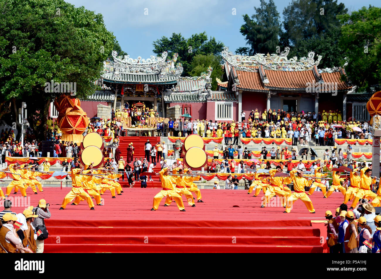 Dongshan. 26 Juin, 2018. Les artistes interprètes ou exécutants une scène spectacle d'arts martiaux, à la cérémonie d'ouverture de la 27e détroit Guan Di Culture et Tourisme Festival à Dongshan County de la province de Fujian en Chine du sud-est, le 26 juin 2018. 'Guan Di' (littéralement 'empereur Guan') est le nom d'déifié Guan Yu, un ancien général largement vénéré par les Chinois. Le festival a invité quelques 1 400 invités de la partie continentale de Chine et Taiwan de la Chine du sud-est. Credit : Jiang Kehong/Xinhua/Alamy Live News Banque D'Images