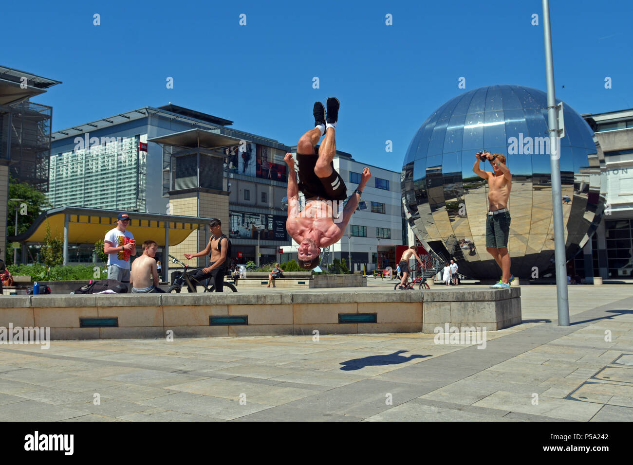 Bristol, Royaume-Uni. Jun 26, 2018. Météo britannique. Au cours de la canicule très chaud en Grande-Bretagne les gens aiment le soleil,nager,se trouvent sur les pelouses de jardin,juste vous détendre avec une boisson froide,d'autres juste flip. C'est ce que Connor n'de Worcester. Un énorme flip sur un mur en pierre à la place du millénaire à Bristol .étant prêt pour un film appelé Bits and Pieces... Photo par consentement..Robert Timoney/Alamy/Live/News. Crédit : Robert Timoney/Alamy Live News Banque D'Images