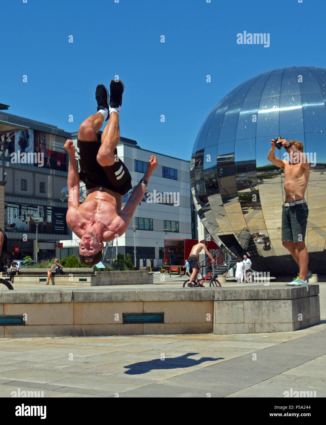 Bristol, Royaume-Uni. Jun 26, 2018. Météo britannique. Au cours de la canicule très chaud en Grande-Bretagne les gens aiment le soleil,nager,se trouvent sur les pelouses de jardin,juste vous détendre avec une boisson froide,d'autres juste flip. C'est ce que Connor n'de Worcester. Un énorme flip sur un mur en pierre à la place du millénaire à Bristol .étant prêt pour un film appelé Bits and Pieces... Photo par consentement..Robert Timoney/Alamy/Live/News. Crédit : Robert Timoney/Alamy Live News Banque D'Images