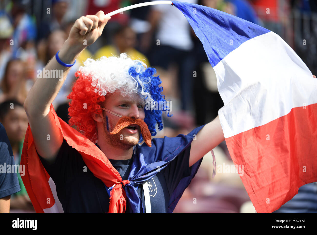 Moscou, Russie. 26 Juin, 2018. Soccer : FIFA World Cup 2018, le Danemark contre la France, phase de groupe, groupe C, 3e journée, stade Luzhniki : un ventilateur France fête avec un drapeau national dans les stands avant le match. Credit : Federico Gambarini/dpa/Alamy Live News Banque D'Images