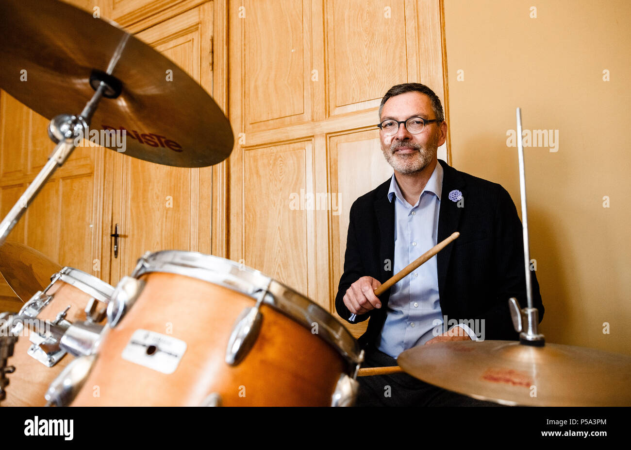 L'Allemagne, l'aéroport de Lübeck. 26 Juin, 2018. Christian Kuhnt, directeur du Festival de musique du Schleswig-Holstein (SHMF), joue de la batterie dans son bureau. Le SHMF a lieu du 30 juin 2018 jusqu'au 26 août 2018, à divers endroits dans la région de Schleswig-Holstein et de Hambourg. Photo : Markus Scholz/dpa/Alamy Live News Banque D'Images
