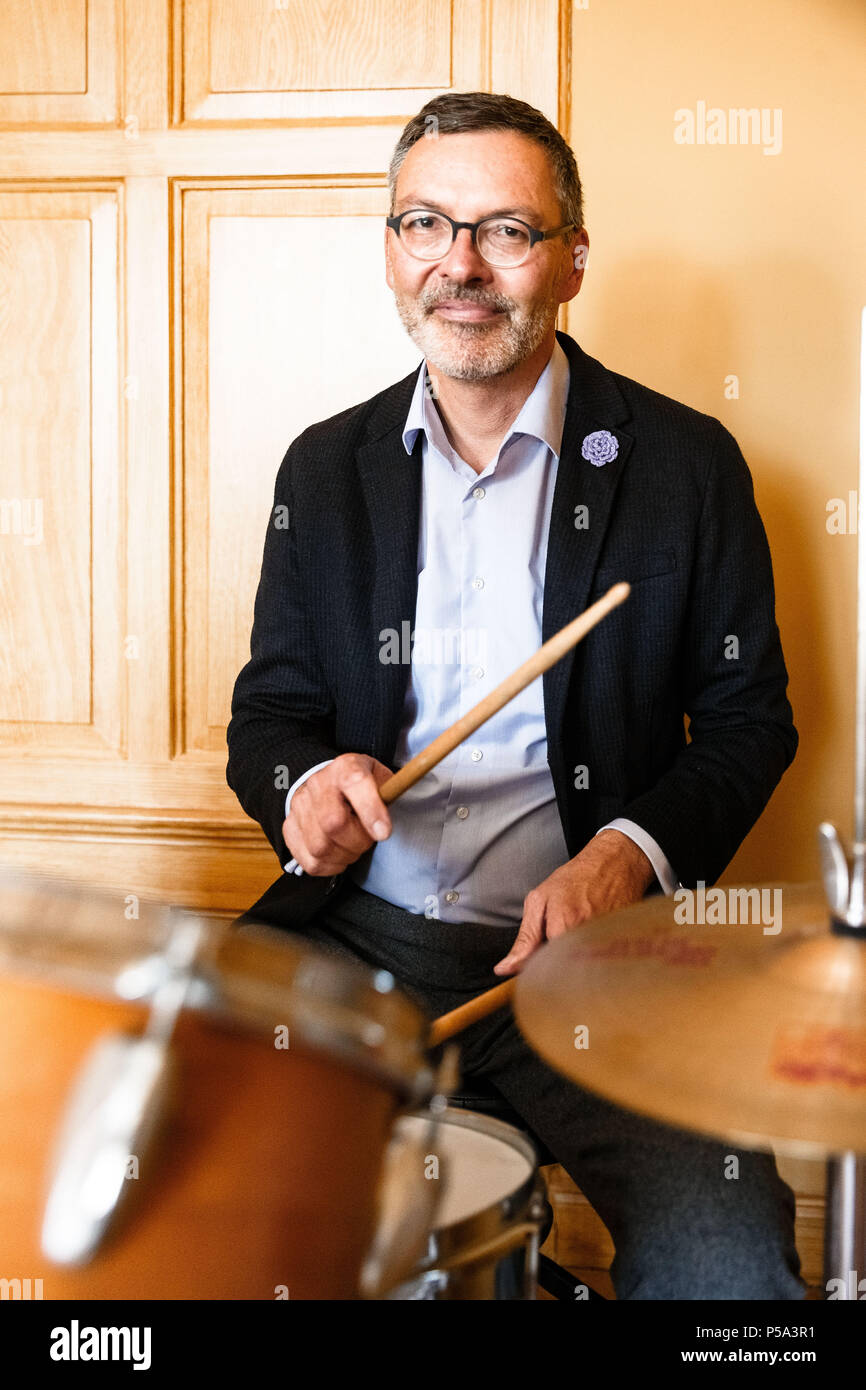 L'Allemagne, l'aéroport de Lübeck. 26 Juin, 2018. Christian Kuhnt, directeur du Festival de musique du Schleswig-Holstein (SHMF), joue de la batterie dans son bureau. Le SHMF a lieu du 30 juin 2018 jusqu'au 26 août 2018, à divers endroits dans la région de Schleswig-Holstein et de Hambourg. Photo : Markus Scholz/dpa/Alamy Live News Banque D'Images