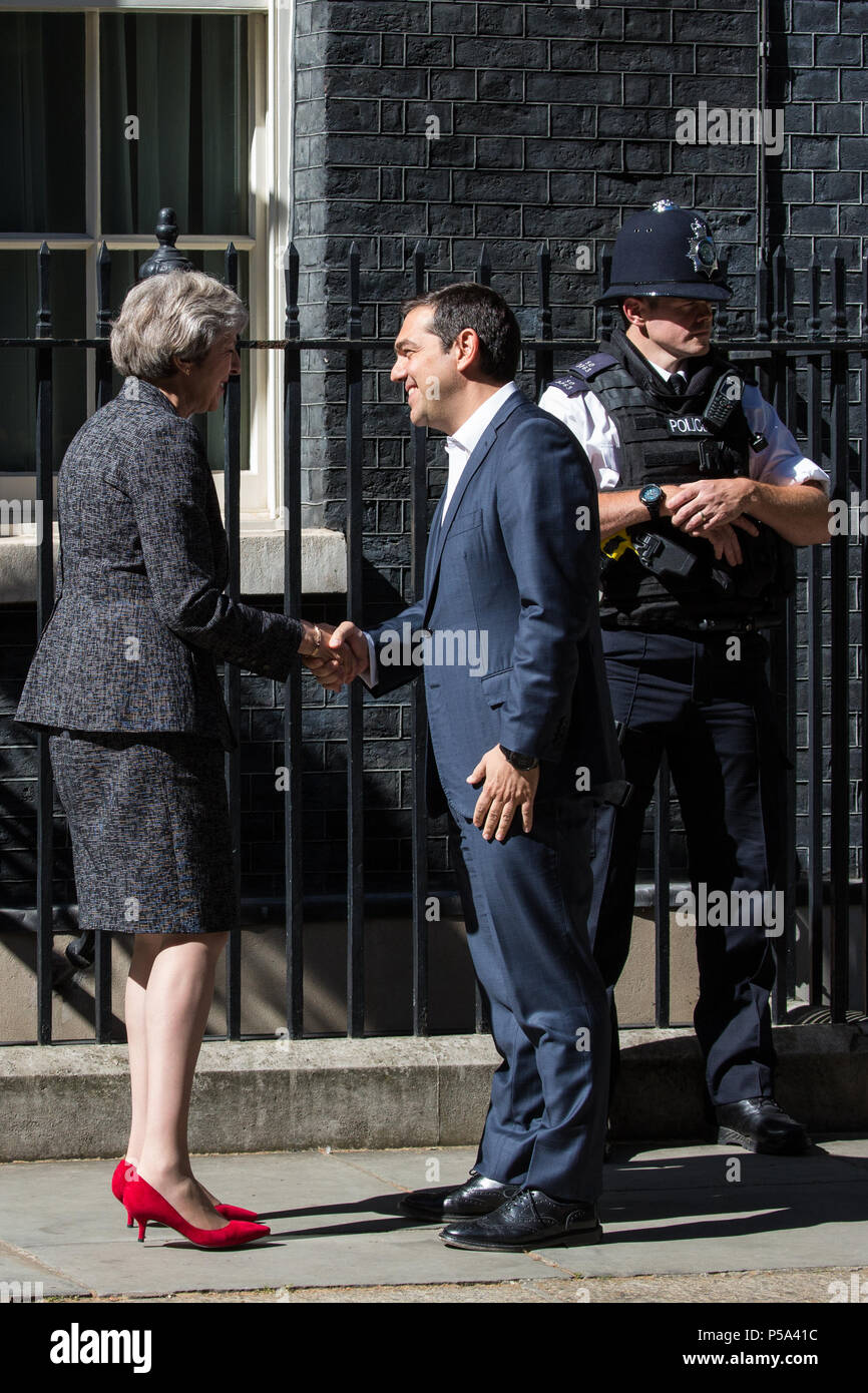 Londres, Royaume-Uni. 26 juin 2018. Premier ministre Theresa peut se félicite le Premier Ministre grec Alexis Tsipras au 10 Downing Street Crédit : Mark Kerrison/Alamy Live News Banque D'Images