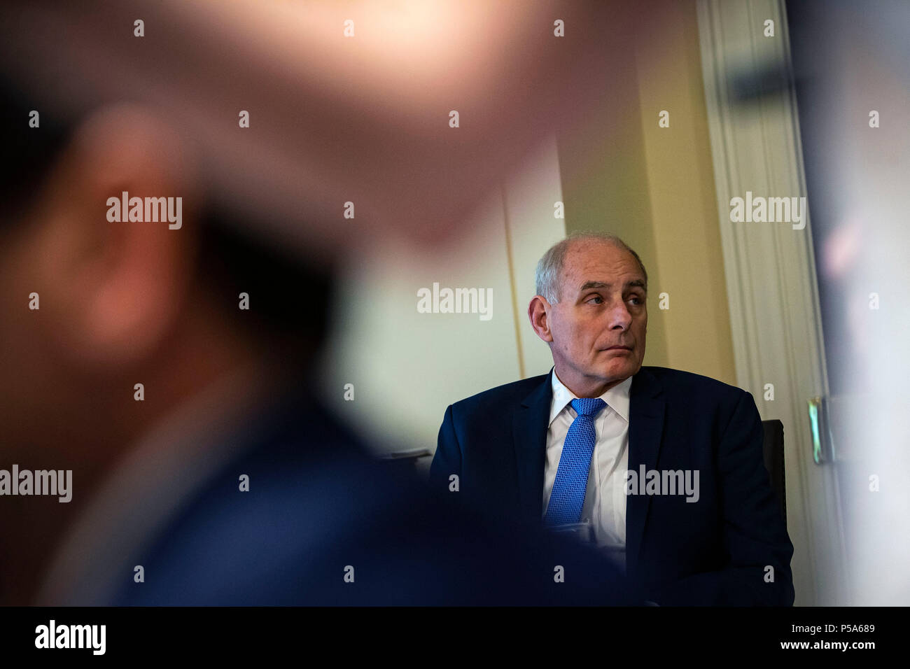 Washington, DC, USA. 26 Juin, 2018. John Kelly, chef de cabinet de la Maison Blanche, écoute l'Président américain Donald Trump parle au cours d'un déjeuner de travail avec les législateurs républicains, dans la salle du Cabinet à la Maison Blanche à Washington, DC, États-Unis, le mardi 26 juin, 2018. Crédit : Al Drago/Piscine via CNP | Conditions de crédit dans le monde entier : dpa/Alamy Live News Banque D'Images