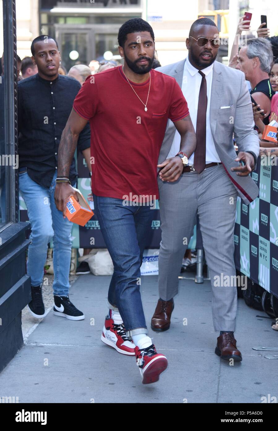 New York, NY, USA. 26 Juin, 2018. Kyrie Irving, vu à construire ensemble pour promouvoir l'oncle a appelé dehors et environ pour la célébrité Candids - TUE, New York, NY Le 26 juin 2018. Credit : Derek Storm/Everett Collection/Alamy Live News Banque D'Images