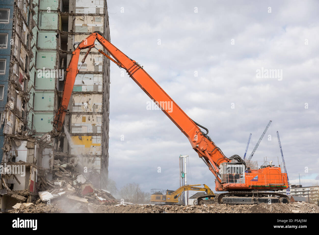 Excavatrice longue portée au cours de la démolition d'une tour sur le Sud Kilburn Estate. Nord-ouest de Londres. 26 mars 2018 Photo de Zute Lightfoot Banque D'Images
