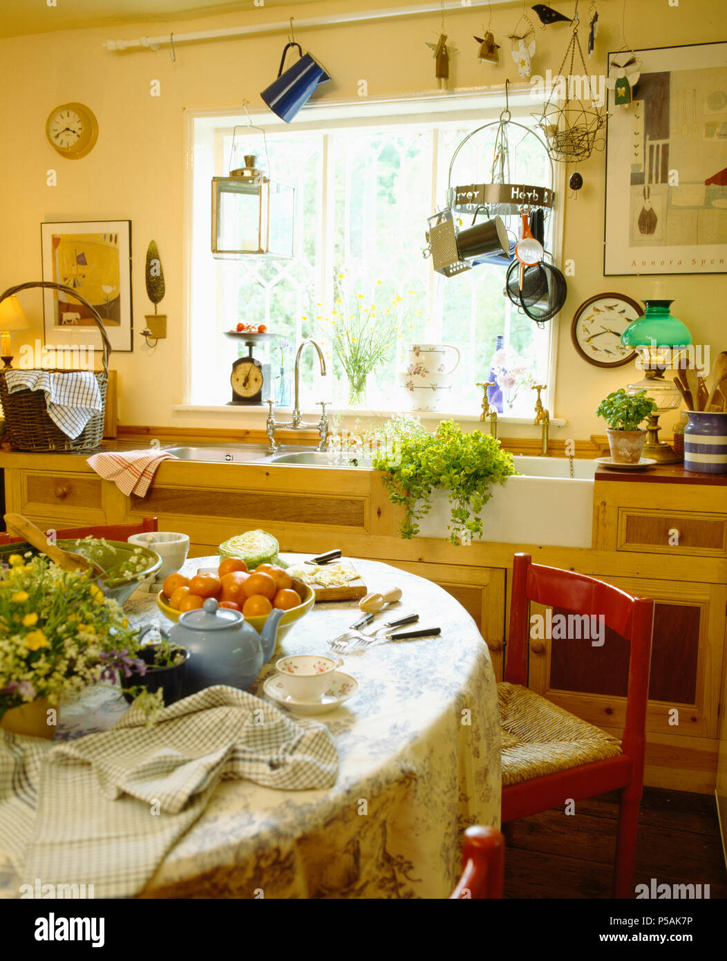 Théière bleue sur la table en chalet cuisine avec ustensiles métalliques sur une grille au-dessus de l'évier Belfast Banque D'Images