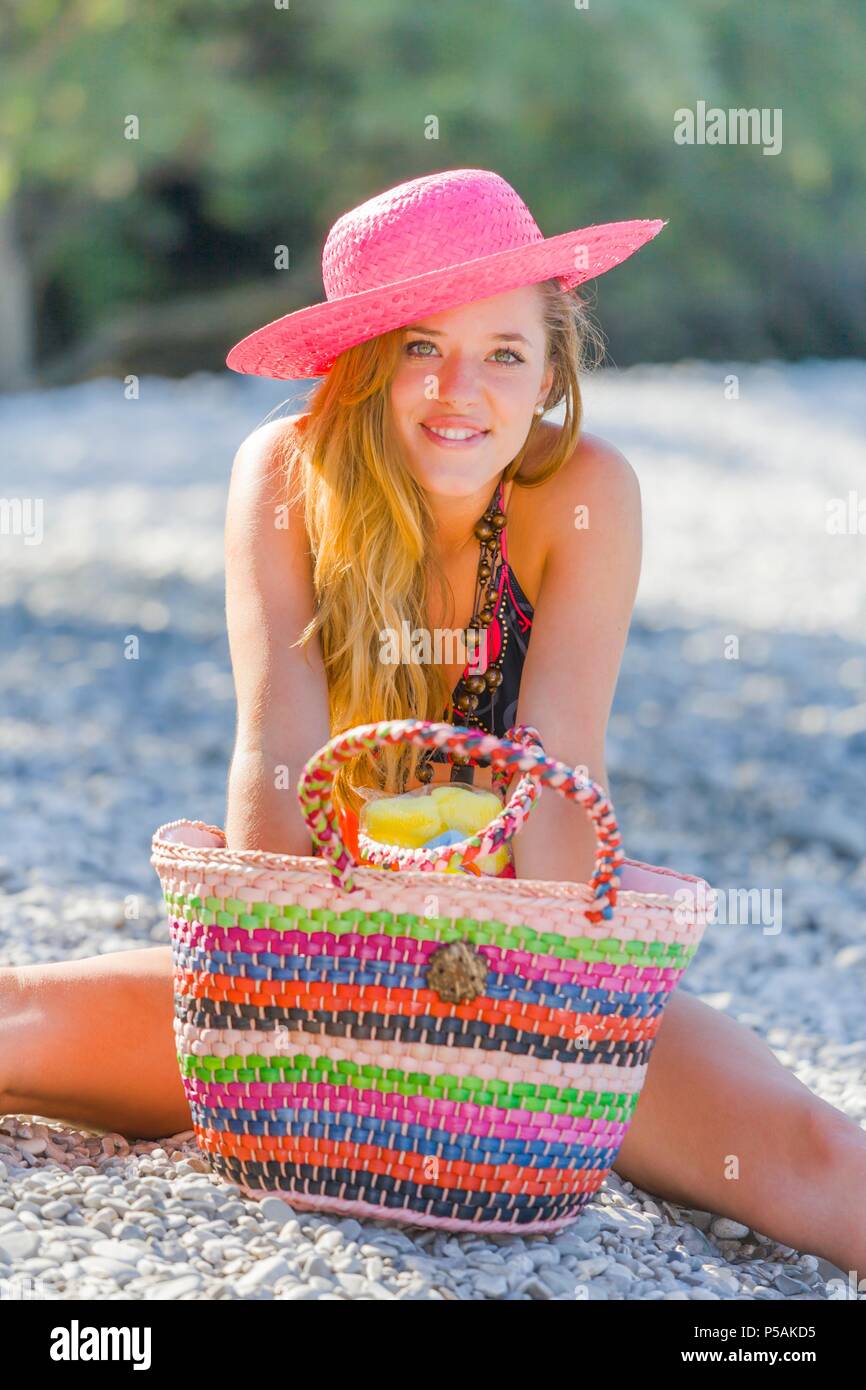 Assis Sur La Plage En Solo Unique Cute Teen Girl Assis Sur La Plage En Solo Unique Cute Teen Girl