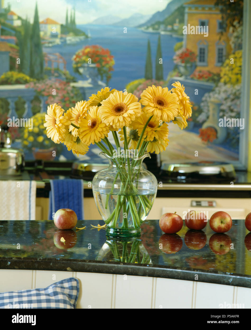 Close-up de vase de fleurs jaunes sur le plan de travail en face de trompe l'œil carrelage photo Banque D'Images