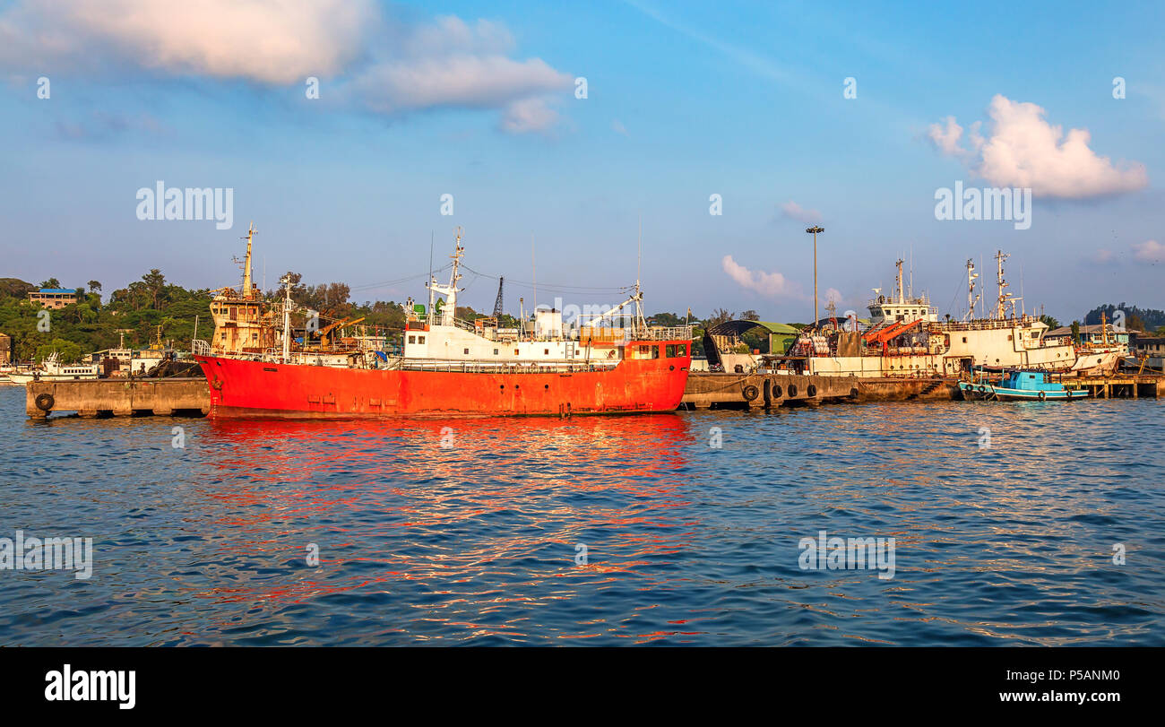 Des navires amarrés à Port Blair port de l' Inde. Port Blair avec vue sur le port d'Andaman seascape. Banque D'Images