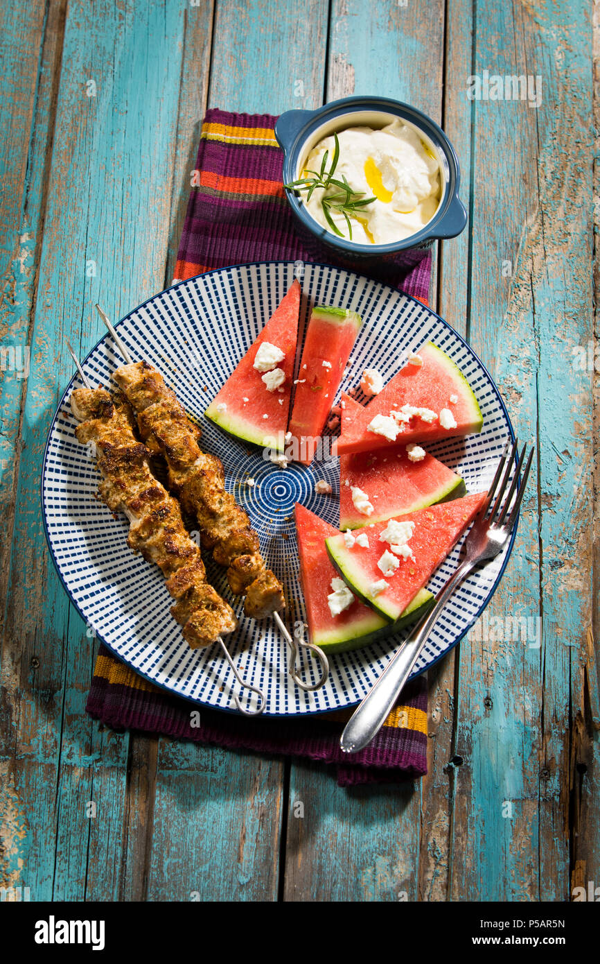 2 gegrillete Schweinespieße - Souflaki mit Wassermelone, Feta und Knoblauch-Creme Banque D'Images