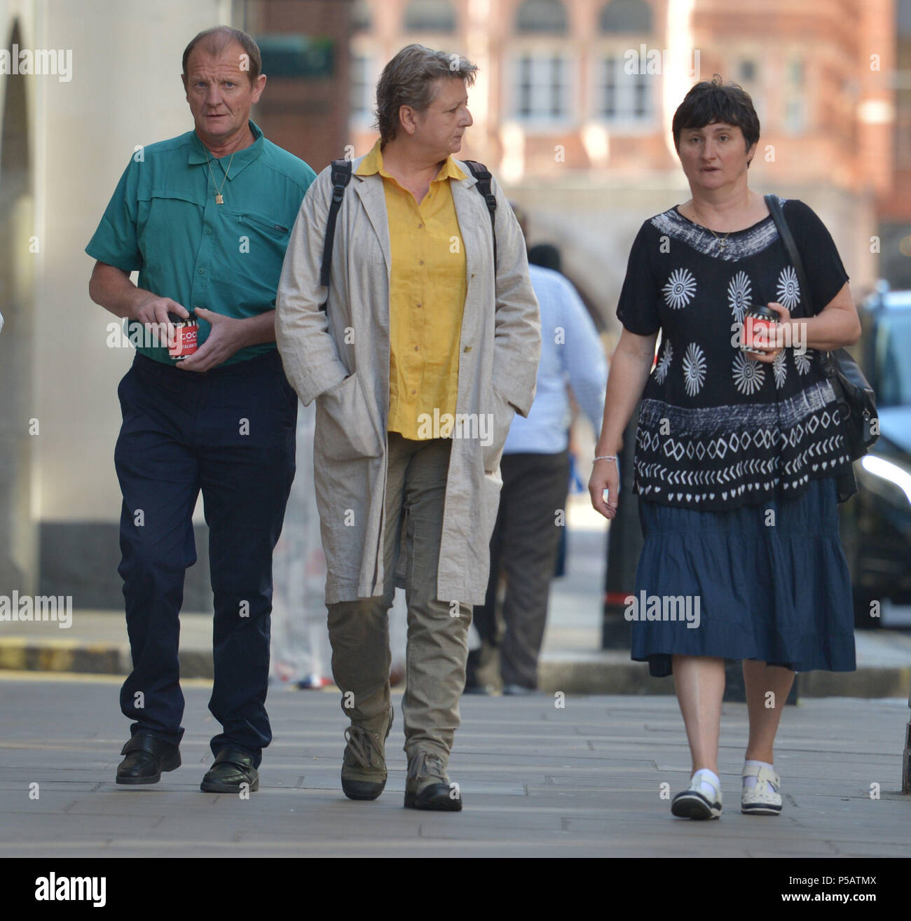 La mère de Sophie Lionnet, Catherine Devallonne (à droite), et le père, Patrick Lionnet (à gauche), arrivent à l'Old Bailey, London, où Sabrina Kouider et Ouissem Medouni sont dues à être condamné pour le meurtre de leur Français nounou. Banque D'Images
