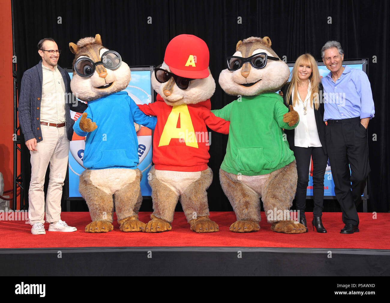 - Chipwrecked Alvin et les imprime à la main Chinese Theatre de Los Angeles. Alvin, Simon, Théodore, Jason Lee, Ross Bagdasarian, Janice et BagdasarianAlvin  06 l'Chipwrecked événement dans la vie d'Hollywood, Californie - Red Carpet Event, USA, Cinéma, Célébrités, photographie, Bestof, Arts, Culture et divertissement, Célébrités, Mode Topix Meilleur de Hollywood, la vie, événement dans la vie d'Hollywood, Californie - cinéma, télévision, célébrités, célébrités de la musique, Topix Bestof, Arts, Culture et loisirs, photographie, tsuni@Gamma-USA.com , Tsuni enquête de crédit / USA, Honoré avec une main Banque D'Images