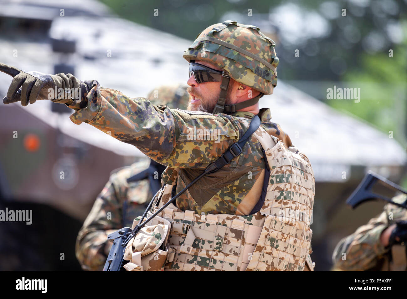 FELDKIRCHEN / ALLEMAGNE - 9 juin 2018 : soldat allemand ordonne à des soldats sur une journée portes ouvertes le jour de la Bundeswehr à Feldkirchen Banque D'Images