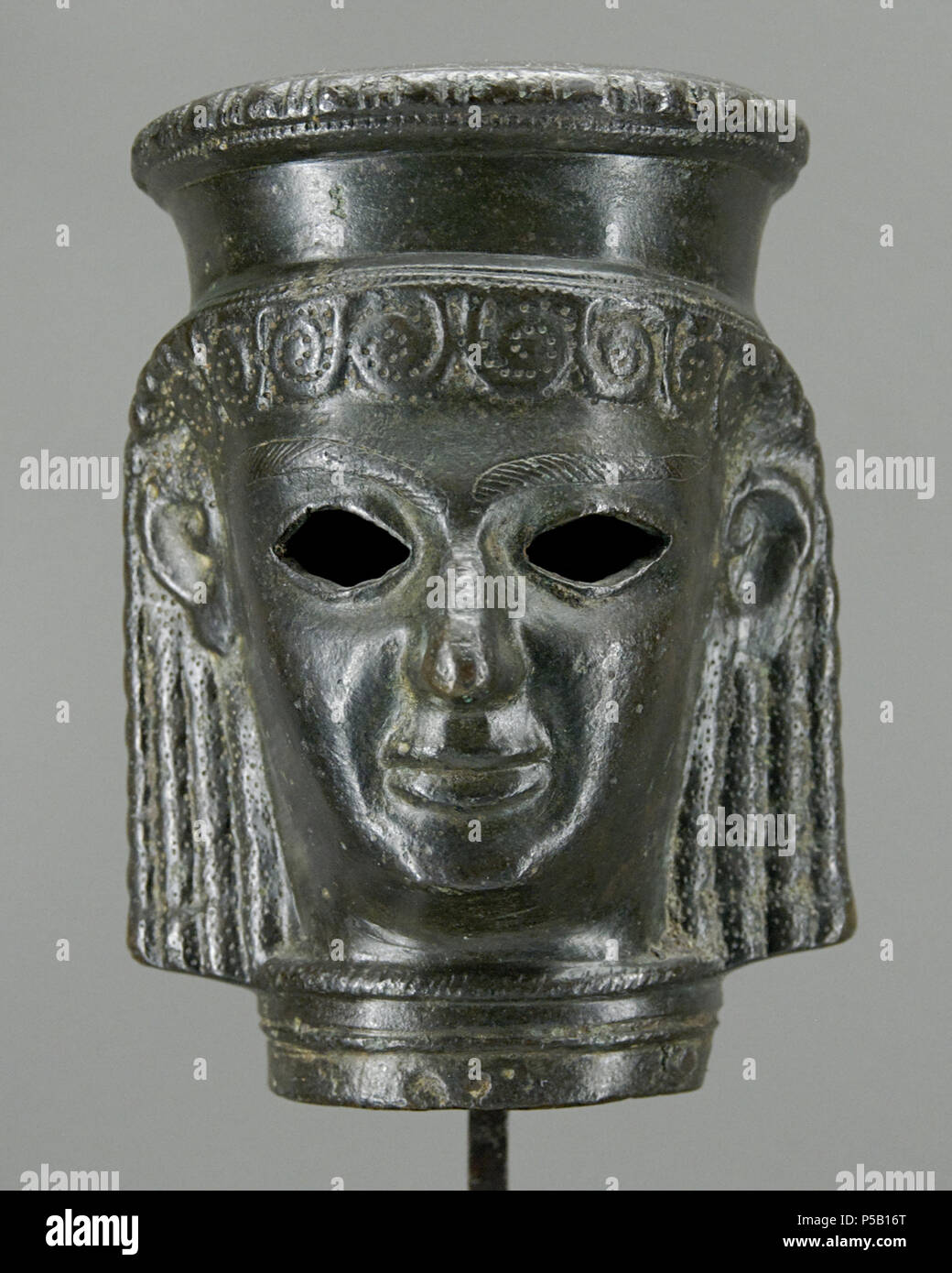 N/A. Anglais : Tête de femme portant les polos, à partir de Chypre English : Tête féminine portant le pôlos. Provenance : Chypre . entre les vers 650 et vers 600 avant J.-C.. N/A 552 Tête de femme polos Louvre Br1 Banque D'Images