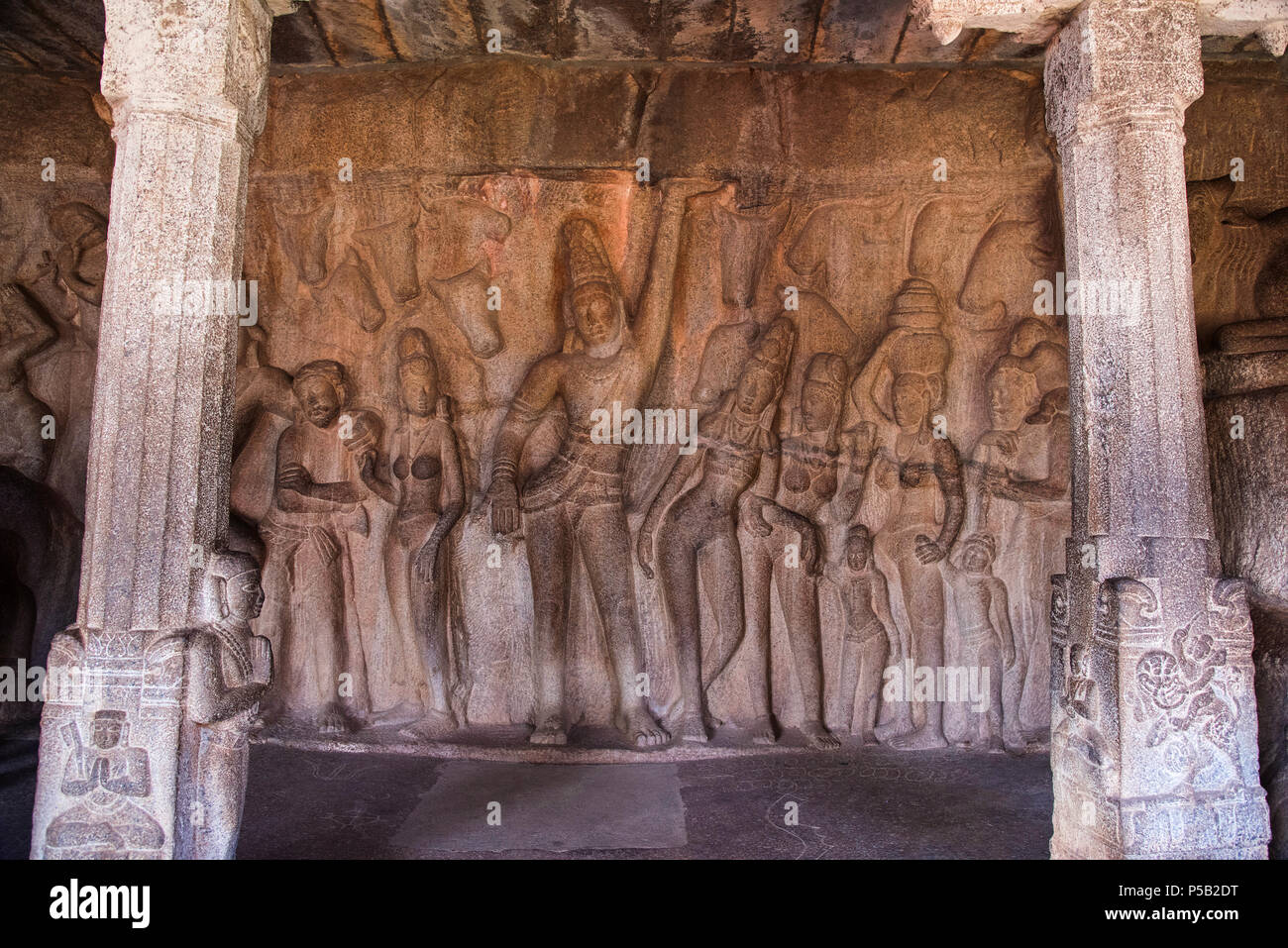 Relief sur la paroi rocheuse de la colline Govardhan levage Krishna Krishna Mandapam, à Mahabalipuram, Tamil Nadu Banque D'Images