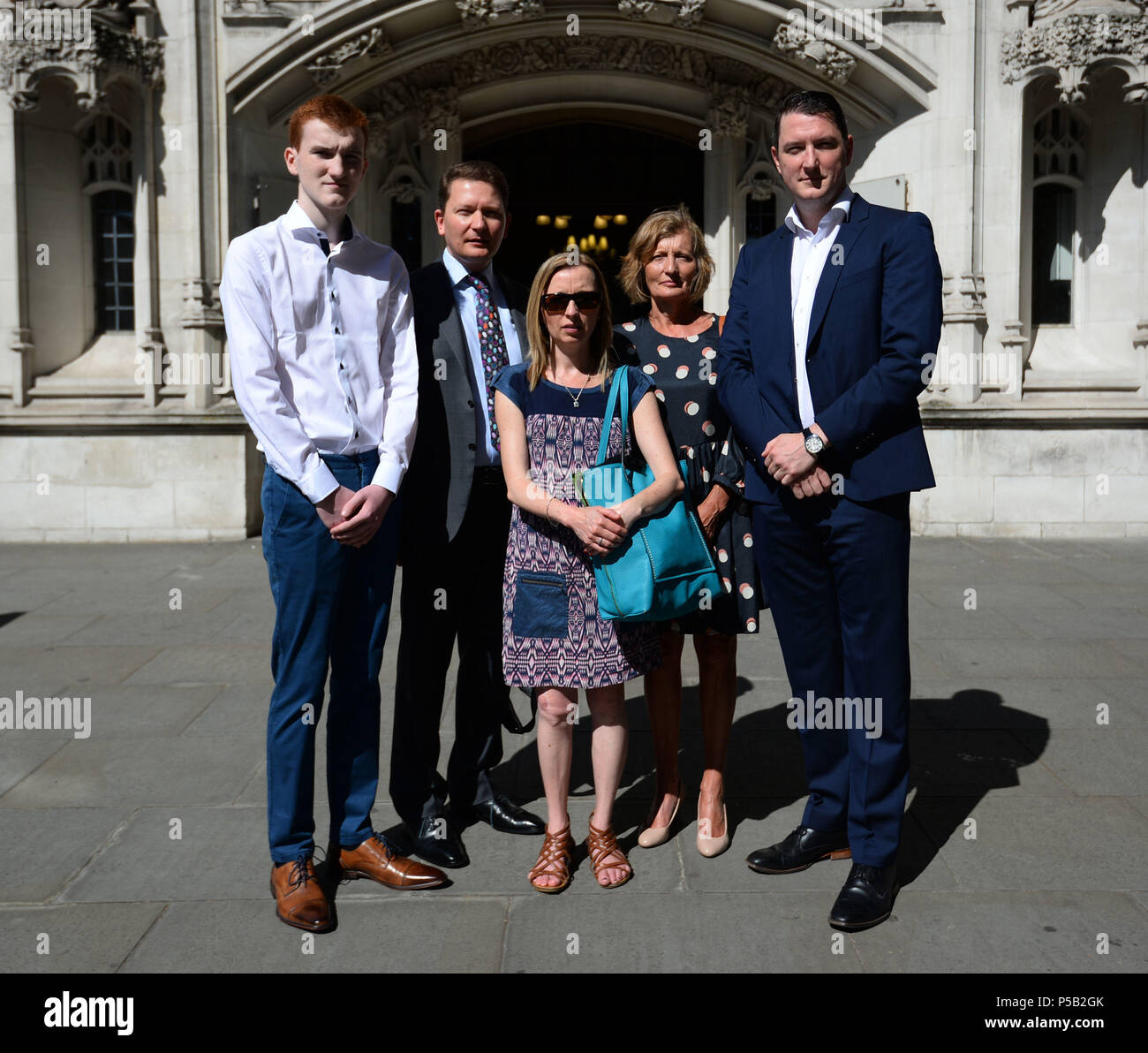 (De gauche à droite) Piaras, Michael, Katherine, Geraldine Finucane et John à l'extérieur de la Cour suprême de Londres, où Geraldine, veuve d'un avocat assassiné Pat Finucane, prend sa tentative d'une enquête publique sur la mort de la plus haute juridiction du Royaume-Uni. Banque D'Images