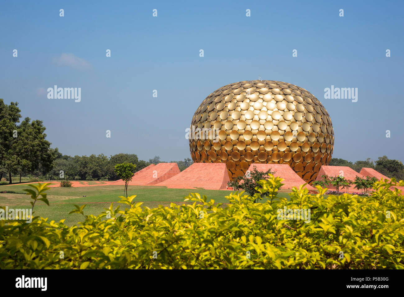 Le Matrimandir, situé au milieu de la ville, Auroville, Pondicherry, Tamil Nadu, Inde Banque D'Images