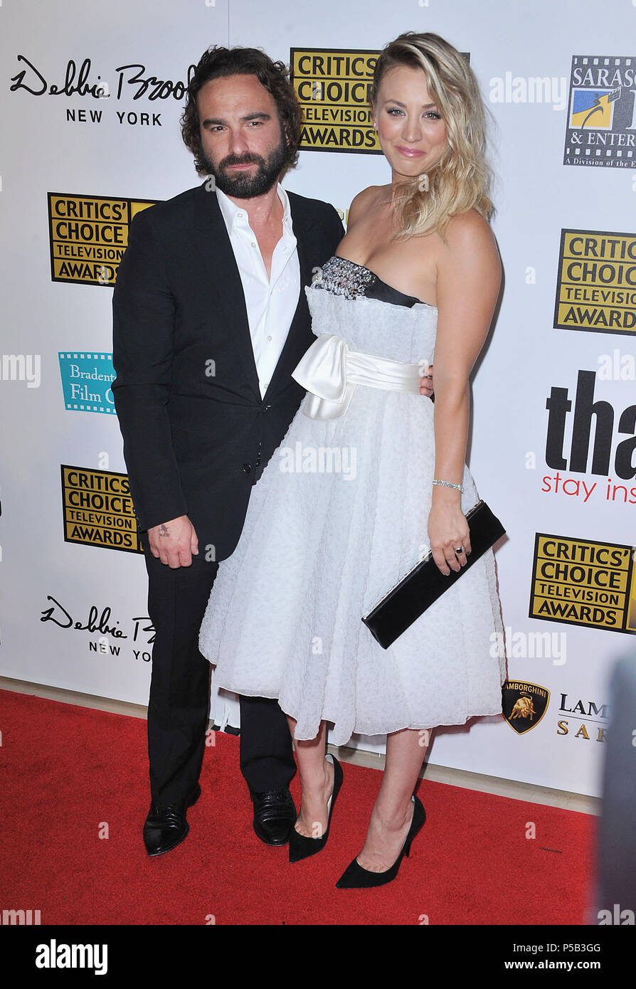Récompenses Remportées Par Kaley Cuoco Kaley Cuoco , Johnny Galecki arrivant à diffuser Tél. Récompenses * 3 choix  s critique au Beverly Hilton Hotel à Los Angeles.Kaley Cuoco , Johnny  Galecki ------------- Red Carpet Event, Vertical, USA,