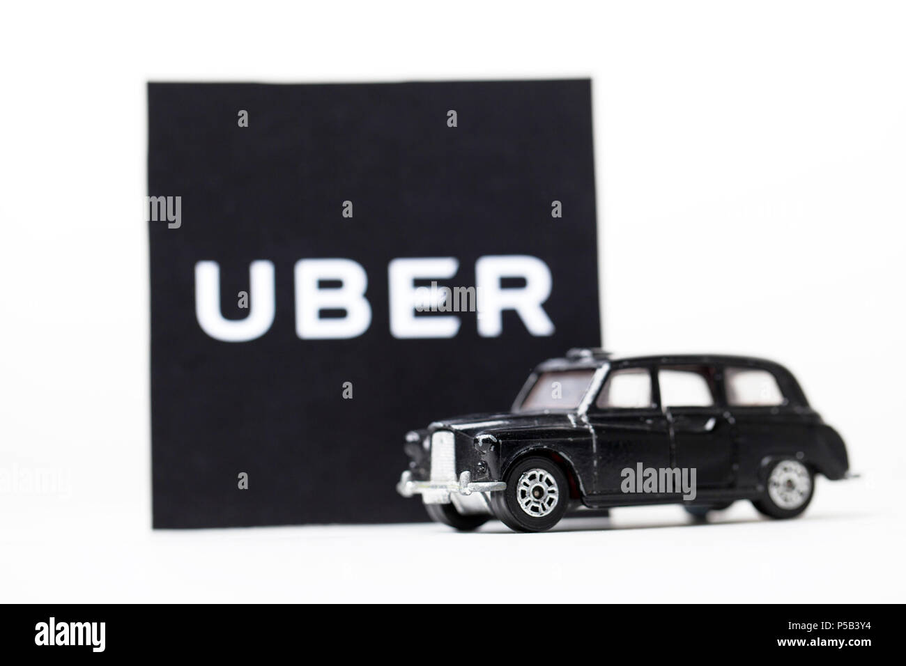 Londres, Royaume-Uni - 23 mars 2017 : une photographie de l'Uber avec logo noir un style London taxi voiture jouet. Uber est un service de transport style taxi populaires app Banque D'Images